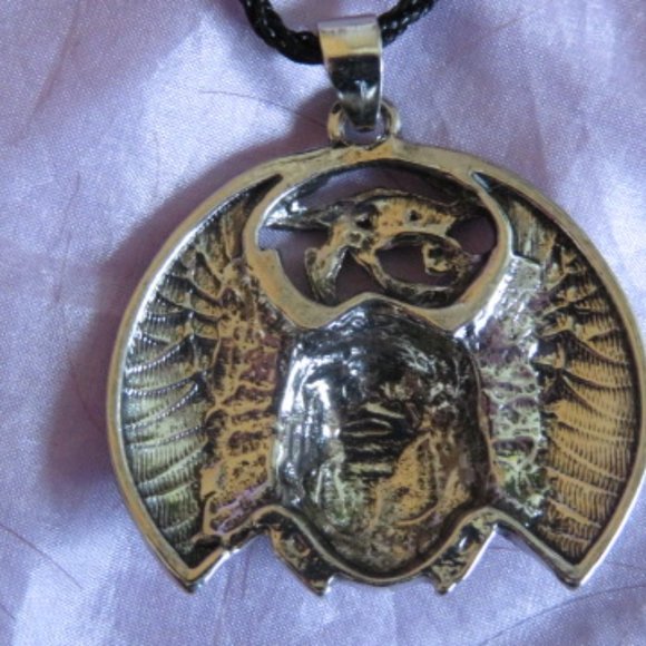 NWOT Egyptian Type SCARAB Pendant Necklace Silver Tone Metal (K225) - Picture 3 of 4